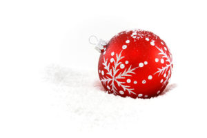 9140-a-red-christmas-ornament-in-the-snow-pv